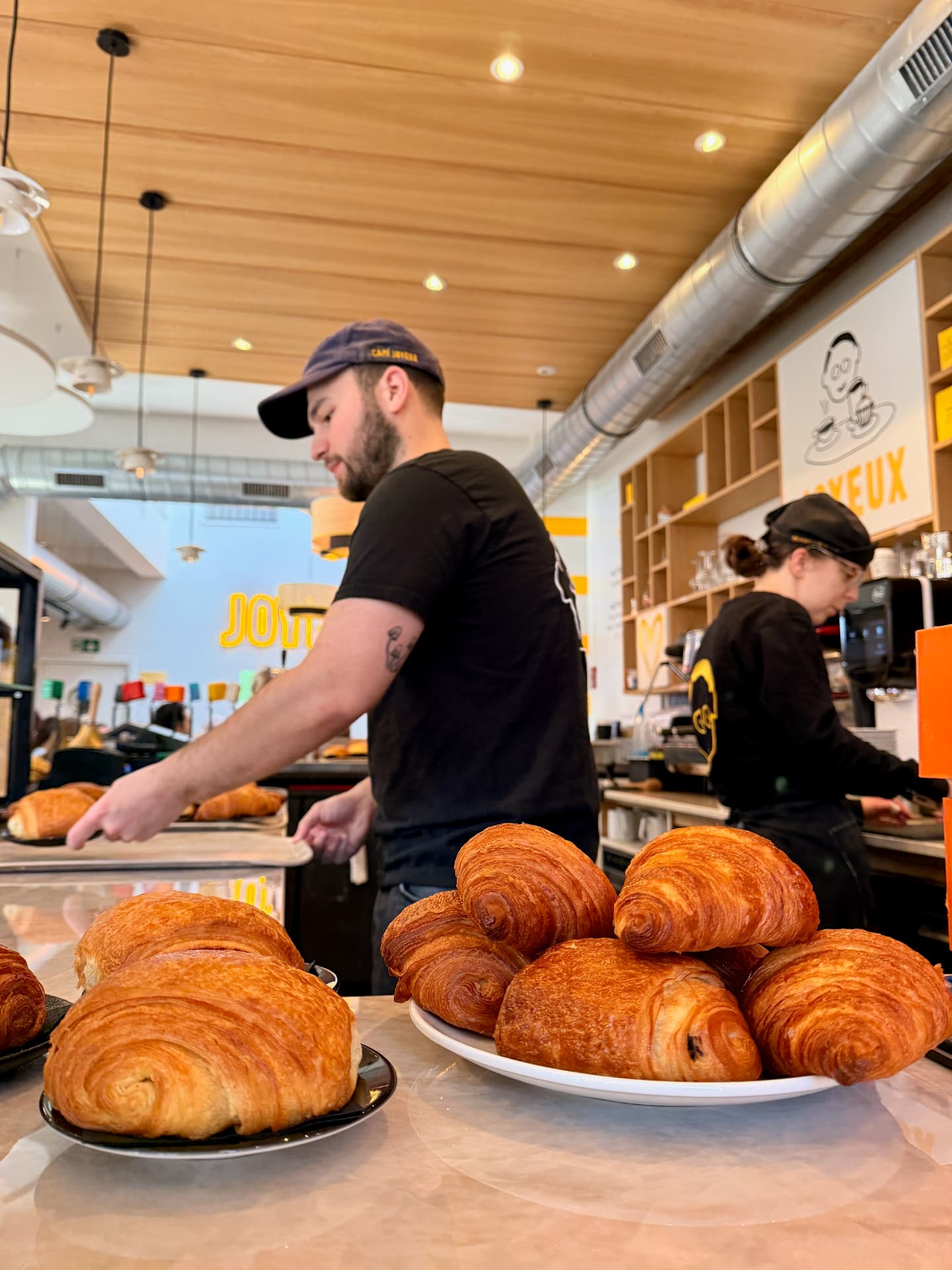 Un café chaleureux avec des croissants frais, symbole d'une halte accessible et conviviale.